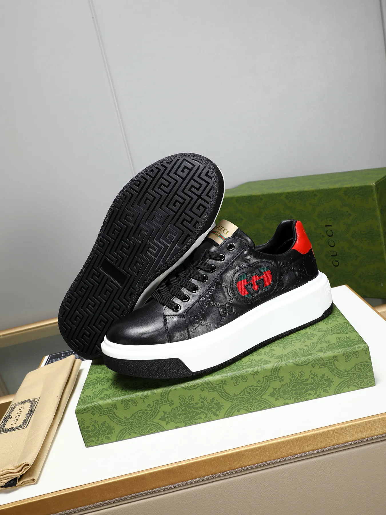 Men's shoes 💰480 New men's shoes GUCCI Fashion trend Made of first-layer calfskin ➕ washed sheep lining! The foot feels super comfortable and the workmanship is impeccable. Foam ultra-light outsole, size: 38-44 (45 customized) 4 colors to choose from!